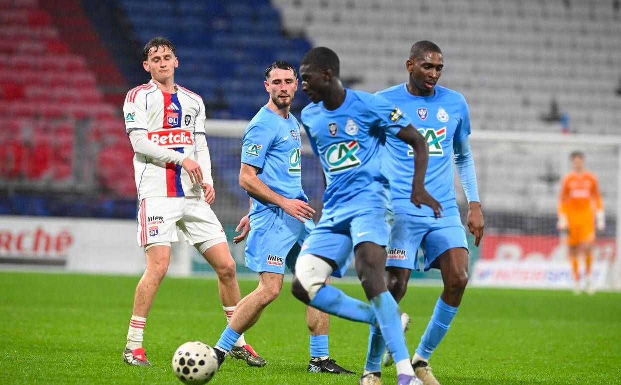 包含摩纳哥迎法甲关键赛，赛后外线爆发，赛场秩序良好，训练强度明显提升的词条